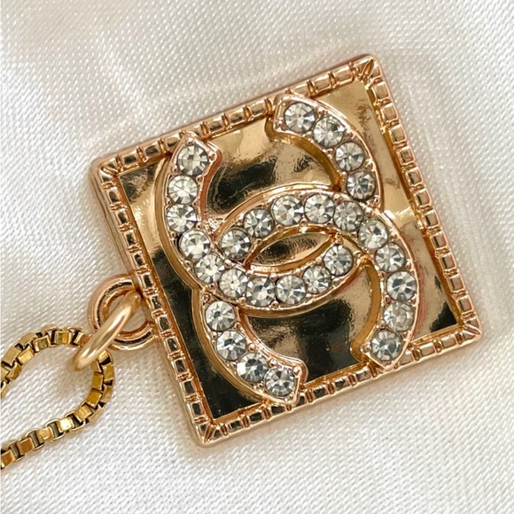 ✨Chanel Gold Tone Zipper Pull Button Crystal
Charm Pendant✨ - Picture 5 of 9